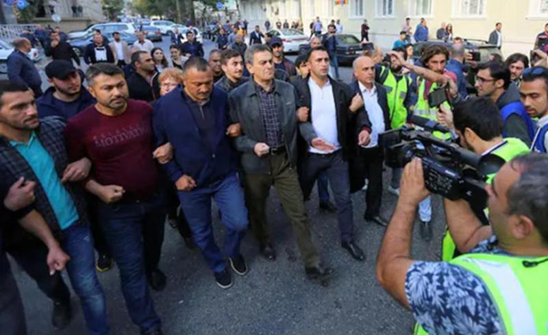 ჩხრეკა ოპოზიციონერი ლიდერების სახლებში და დაკავებულები - რა ხდება აზერბაიჯანში?