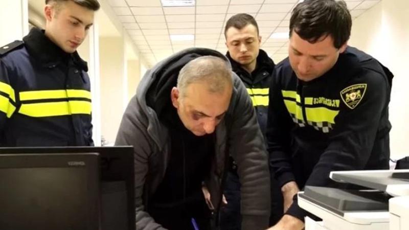 პროტესტი, პროვოკაცია თუ სასოწარკვეთილი ნაბიჯი? - როგორ აფასებენ  ალეკო ელისაშვილის გარეშემო განვითარებულ მოვლენებს