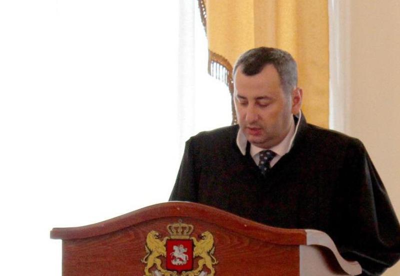 მოსამართლე ვლადიმერ ხუჭუამ მისი განსახილველი რამდენიმე საქმის წარმოება შეაჩერა და საკონსტიტუციო სასამართლოს მიმართა