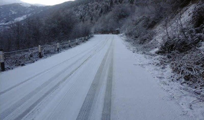 თოვლის და ლიპყინულის გამო, ხახმატი-შატილის მონაკვეთზე ავტოტრანსპორტის მოძრაობა დროებით აიკრძალა