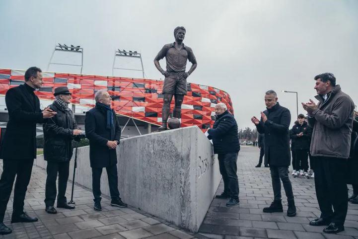 კახა კალაძემ უნგრეთის საგარეო საქმეთა მინისტრთან ერთად ბუდაპეშტში ცნობილი უნგრელი ფეხბურთელის იოზეფ ბოჟიკის ძეგლი გახსნა