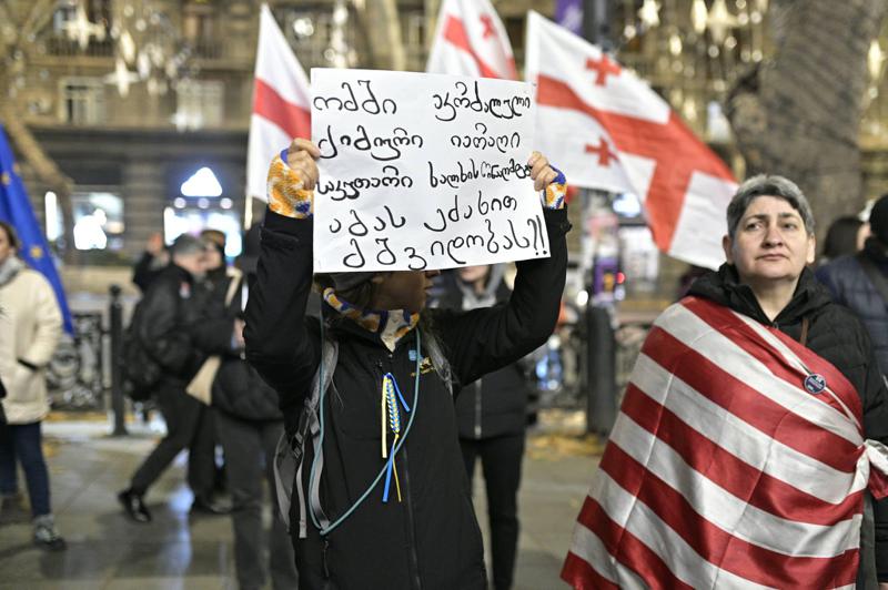 "მადლობა BBC-ს" - რა ხდება რუსთაველზე, სადაც მსვლელობა იმართება (ფოტოები)