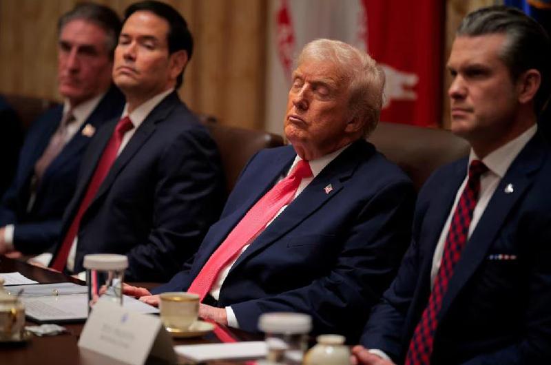 დონალდ ტრამპმა თქვა, რომ ახლა უფრო მაგარი და ჭკვიანია, ვიდრე 25 წლის წინ, ახსენა "მძინარა ჯო" და ჩათვლიმა - მედიაში კადრები ვირუსულად ვრცელდება