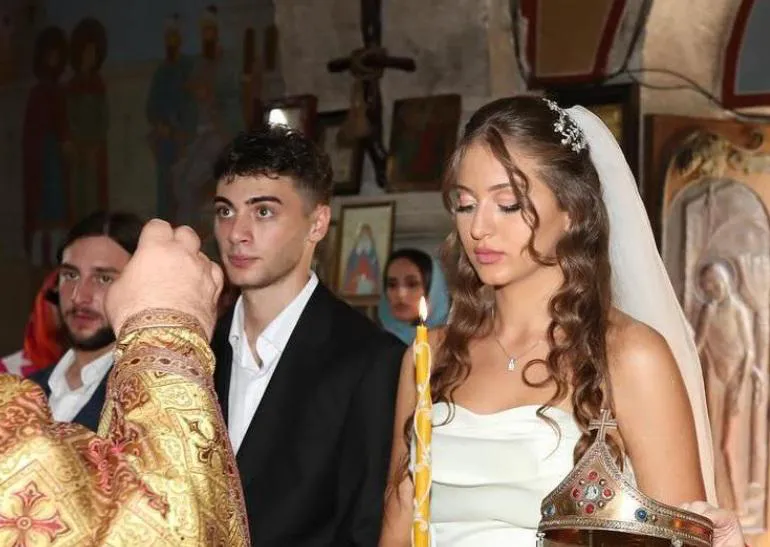 "ცოტა ხნის წინ დასრულდა ლიკას ოპერაცია... ბაჩოს ამბავი ისევ არ იცი, ეს პერიოდი სულ მას კითხულობდა, ატყუებდნენ რეანიმაციაშიაო" - რას ჰყვებიან ავარიისას დაშავებული გოგოს ახლობლები