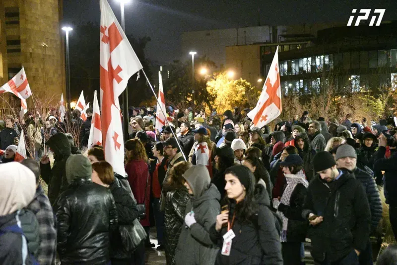 რუსთაველის გამზირზე შეკრებილი მომიტინგეები მსვლელობას მართავენ