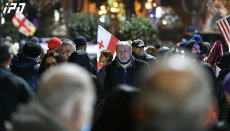 აქციის მონაწილეები რუსთაველის გამზირზე მსვლელობას მართავენ