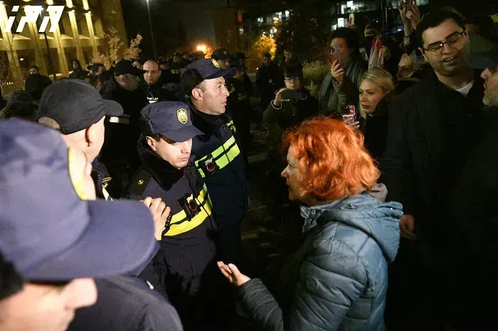 ხმაური მთავრობის ადმინისტრაციასთან - საპროტესტო აქციაზე ერთი პირი დააკავეს