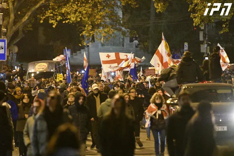 რა ვითარებაა რუსთაველზე: საპროტესტო მსვლელობის მონაწილეები მთავრობის ადმინისტრაციისკენ მიემართებიან