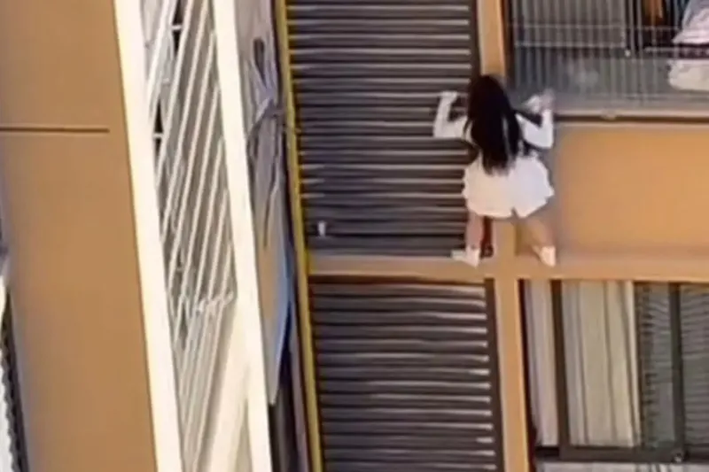მეგობარი მამაკაცის ცოლისგან თავის დასაღწევად ქალი მრავალსართულიანი შენობის მე-10 სართულიდან გაქცევას ცდილობს - კადრებმა ინტერნეტი მოიცვა