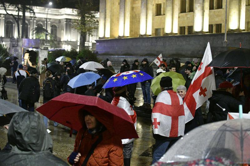 პარლამენტთან საპროტესტო აქცია მიმდინარეობს