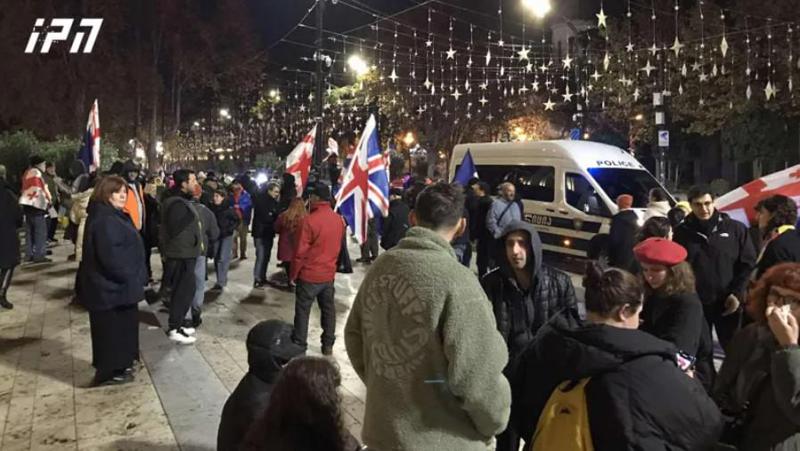 პარლამენტის წინ საპროტესტო აქცია მიმდინარეობს