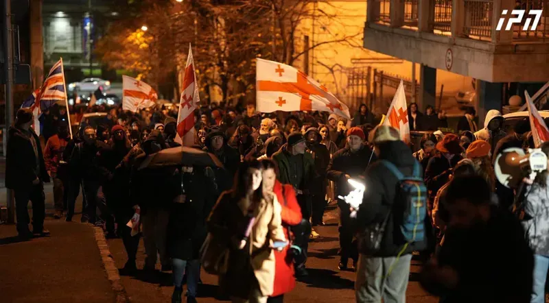 რუსთაველის გამზირზე შეკრებილი აქციის მონაწილეები მსვლელობას მართავენ