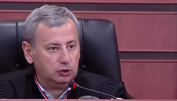 მოსამართლე ვლადიმერ ხუჭუამ მისი განსახილველი რამდენიმე საქმის წარმოება კვლავ შეაჩერა და საკონსტიტუციო სასამართლოს მიმართა