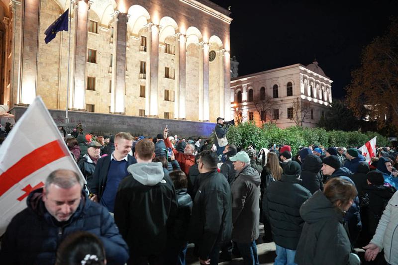 პარლამენტთან საპროტესტო აქცია მიმდინარეობს