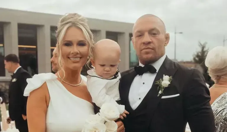 ქორწილი ვატიკანში და ფიცი ისტორიულ სამლოცველოში - რამდენიმე წლიანი ურთიერთობის შემდეგ კონორ მაკგრეგორმა რჩეულზე იქორწინა (ფოტოები)