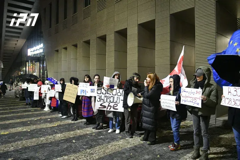ქალების აქცია ევროკავშირის საელჩოსთან - რა ვითარებაა ადგილზე (ფოტოები)
