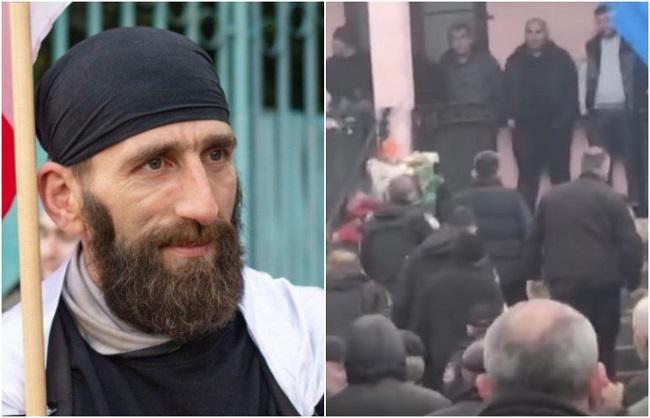 აქციაზე დაკავებული მინდია შერვაშიძე ძმის დაკრძალვაზე მიიყვანეს (ვიდეო)