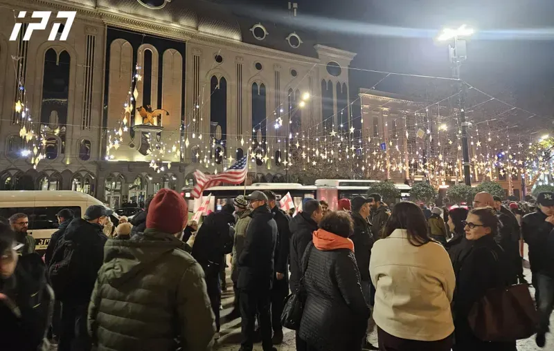 პარლამენტთან საპროტესტო აქცია მიმდინარეობს