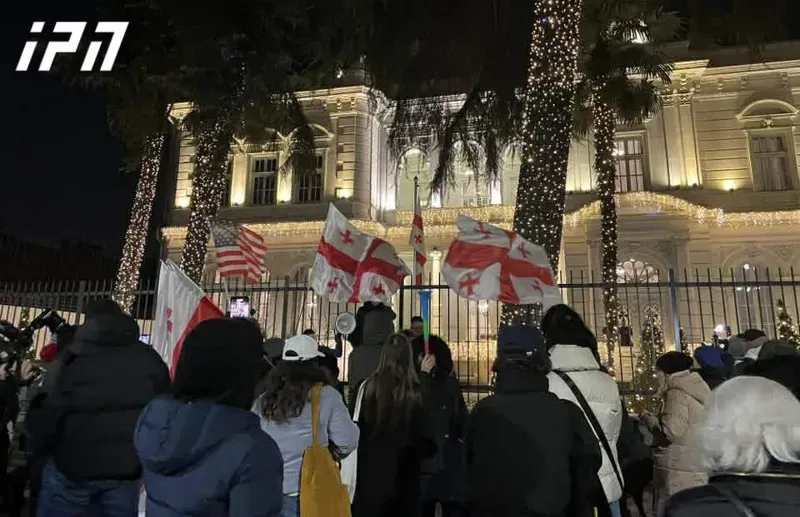 რა ვითარებაა ორბელიანების სასახლესთან, სადაც საპროტესტო მსვლელობის მონაწილეები მივიდნენ