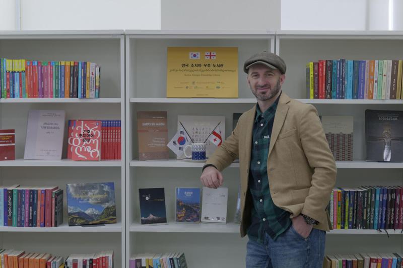 სამხრეთ კორეაში პირველი ქართული ბიბლიოთეკა გაიხსნა - რას წერს გიორგი კეკელიძე (ფოტოები)