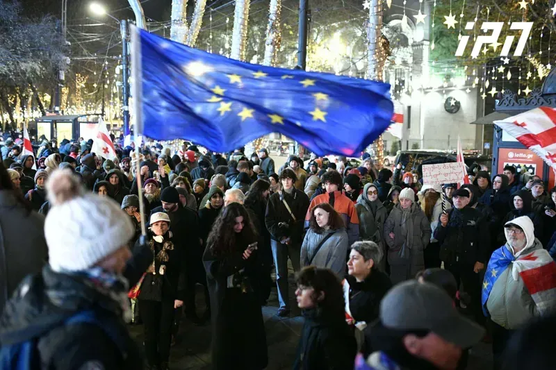 საპროტესტო აქცია გრძელდება - აქციის მონაწილეები მსვლელობას მართავენ