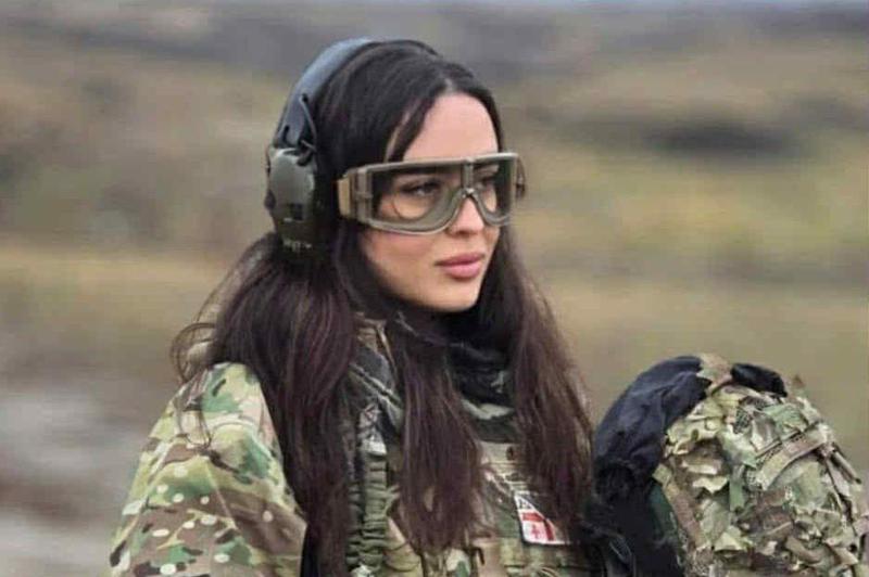 ულამაზესი ქართველი გოგონა ფრონტის ხაზზე - ვინ არის მარიამ ბერიანიძე, რომელმაც მამას ომში ჩააკითხა: "საზღვარზე რუსეთის ვიზა რომ მინახეს, თავიდან აგრესია გაუჩნდათ"