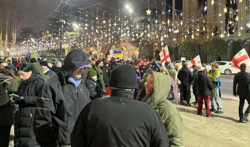 პარლამენტთან საპროტესტო აქცია გრძელდება