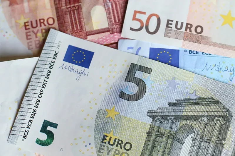 ყველაზე მაღალი პენსია ისლანდიაშია - 3 169 ევრო, ყველაზე დაბალი კი... - რამდენ ევროს იღებენ ყოველთვიურად პენსიონერები ევროპის ქვეყნებში