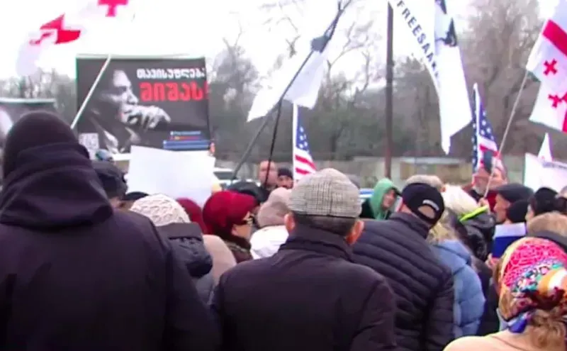 რუსთავის ციხესთან მიხეილ სააკაშვილის მხარდამჭერების აქცია გაიმართა