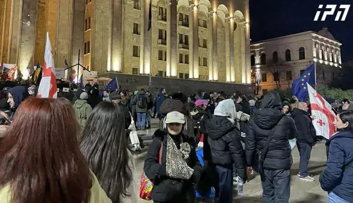 პარლამენტთან საპროტესტო აქცია მიმდინარეობს