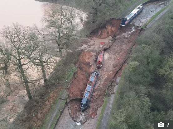 ინციდენტი ბრიტანეთში, წყლის არხის ფსკერზე უეცრად გიგანტური ორმო გაჩნდა - ნავზე მყოფებს მაშველების დახმარება დასჭირდათ: რას წერს მედია