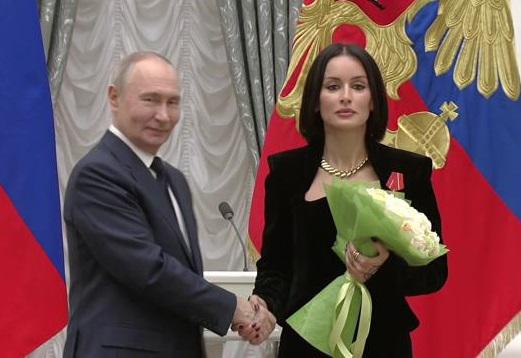 “ილია მეორემ მითხრა: გთხოვ, გადაეცი ვლადიმერ ვლადიმერის ძეს, რომ მისთვის ვლოცულობ“ - რა უთხრა თინა კანდელაკმა ვლადიმერ პუტინს პირისპირ შეხვედრისას