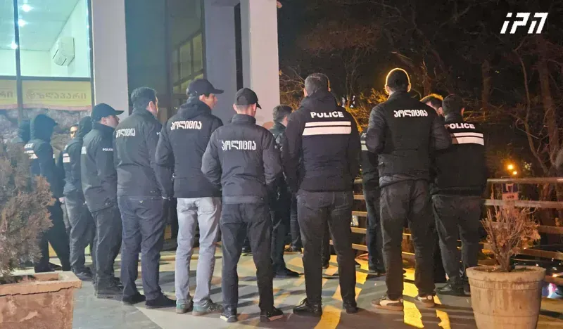 ნუცუბიძის ქუჩაზე მდებარე კორპუსთან, სადაც ბაჩო ახალაია ცხოვრობს, პოლიციაა მობილიზებული - რა ვითარებაა ადგილზე