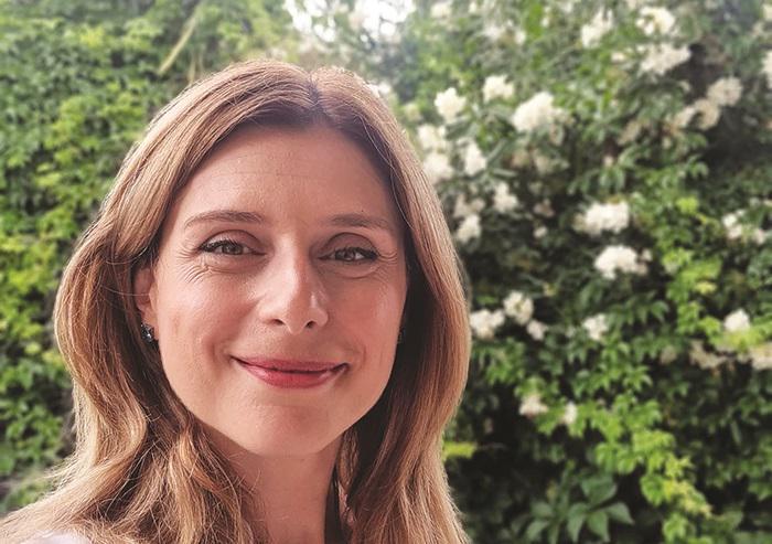 "რაკი შინ ყვავილები აღარ ეტეოდა, გადავწყვიტე, ბინა გამეყიდა და წოდორეთში გადავსულიყავი. პატარა სახლს ვაშენებთ, ასევე ორანჟერეის აგებასაც ვაპირებ" - მებაღე პოლიტიკოსი თეონა აქუბარდია