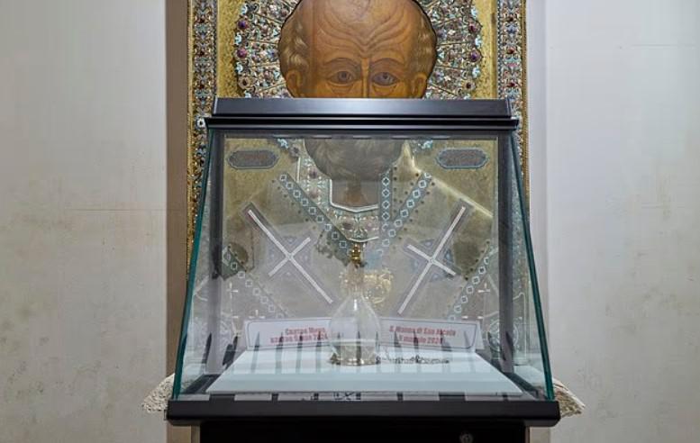 წმინდა ნიკოლოზის სასწაული, რომელიც უკვე 1700 წელია გრძელდება და მომლოცველებს დღესაც აოცებს