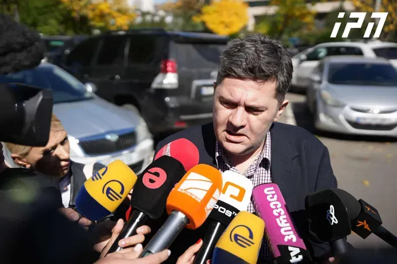 "ტერორისტია ის, ვინც ჩემი მეგობრების წინააღმდეგ ჩვენების მიცემას მთხოვდა და ვინც ჩემი ცოლ-შვილი მძევლად აიყვანა -  ვინც ეს დაგავალა, გადაეცი: საფლავიდან ამოგთხრი" - ბაჩო ახალაია პროკურორს