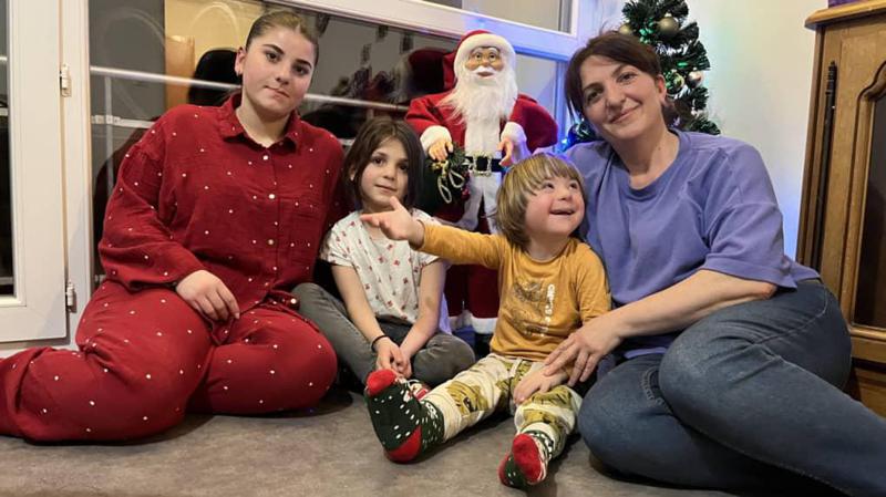 "საქართველოში რომ დავრჩენილიყავით, ის მოკვდებოდა“ - ცხოვრება ღია ცის ქვეშ, თავშესაფრის მოლოდინში: ქართველი დედის ბრძოლა შვილის გადასარჩენად: რას წერს ფრანგული მედია