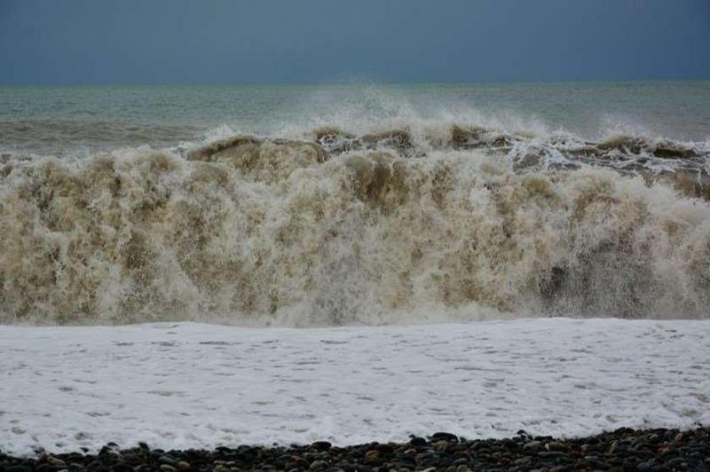 “მოსალოდნელია ძლიერი შტორმი, რაც საფრთხეს შეუქმნის ნავიგაციას და სანაპირო ზოლს - ძლიერმა ქარმა  შესაძლოა გამოიწვიოს ინფრასტრუქტურის დაზიანება“ - მეტეოროლოგი მოსახლეობას აფრთხილებს