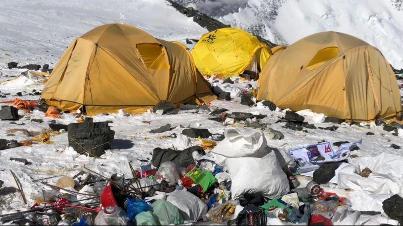 “ნაგავსაყრელად“ ქცეული ევერესტი - ნეპალის ხელისუფლებამ აღიარა, რომ პრობლემას ვერ უმკლავდება: ადგილზე გადაღებული შოკისმომგვრელი ფოტოები