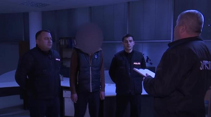 19 წლის ბიჭმა 63 წლის კაცს, დანის მუქარით, ძვირფასეულობა და 14 000 ლარი გასტაცა - შსს-ს განცხადება