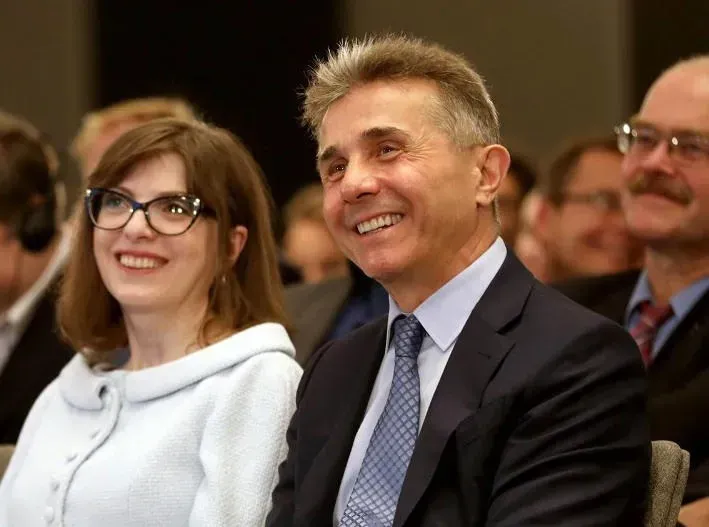 ბიძინა და ეკატერინა ივანიშვილები მოქალაქეებს შობა-ახალ წელს ულოცავენ