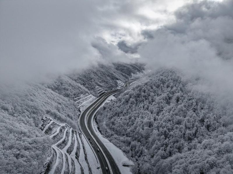 დიდთოვლობა საქართველოში:  რა ხდება ქვეყნის საავტომობილო გზებზე - სად არის მოძრაობა შეზღუდული?