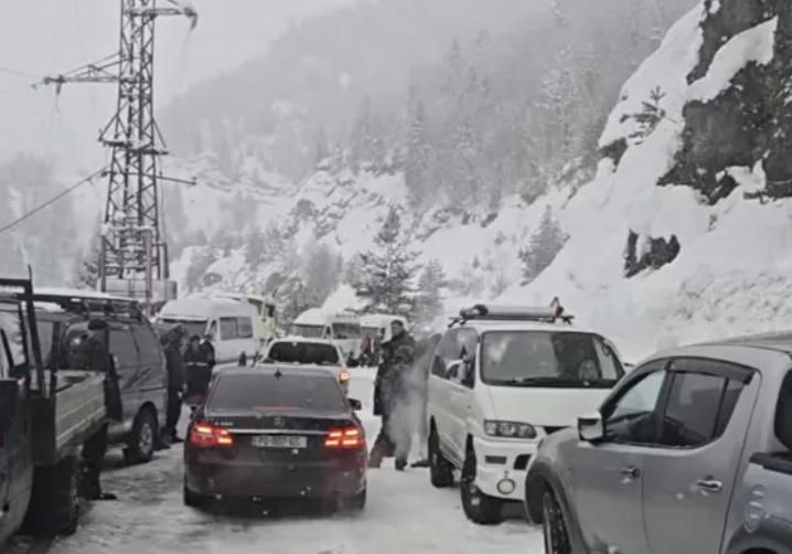 ზვავის ჩამოწოლის შედეგად, მოქალაქეები სვანეთის გზაზე ავტომობილებით გვირაბში გაიჭედნენ - რას აცხადებს საავტომობილო გზების დეპარტამენტი?