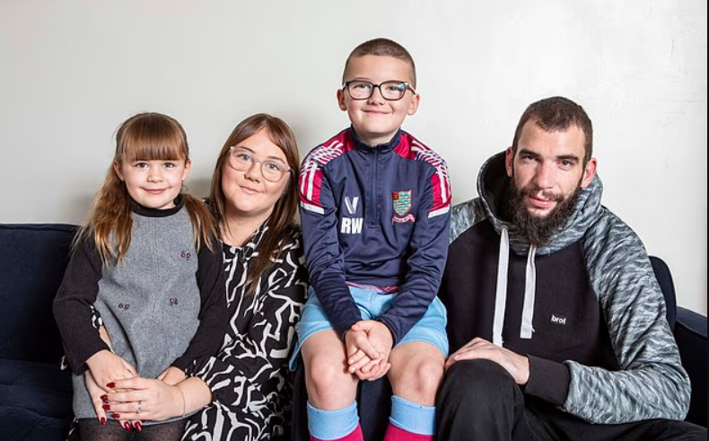 "როცა რომანი დაეცა, მისი ფეხები აღარ მემორჩილებოდა" - ჩუტყვავილას გართულებამ 4 წლის ბრიტანელი ბიჭუნას ცხოვრება შეცვალა: დედის გაფრთხილებამ ინტერნეტი შეძრა