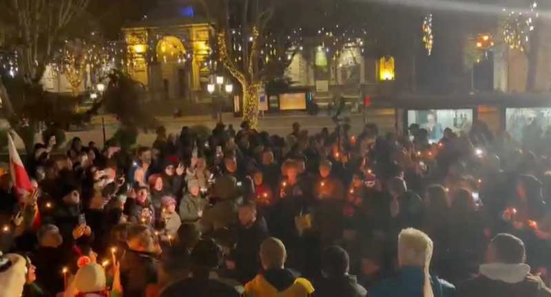 აქცია პარლამენტთან: პროტესტანტები შობას "ალილოს" სიმღერით შეხვდნენ