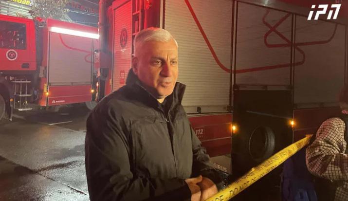 "კიდობანში" ხანძარი ლიკვიდირებულია... შენობიდან დაახლოებით 20 მოქალაქის ევაკუაცია მოხდა, არავინ დაშავებულა. დამწვარია 300 კვადრატი" -  თეიმურაზ მღებრიშვილი