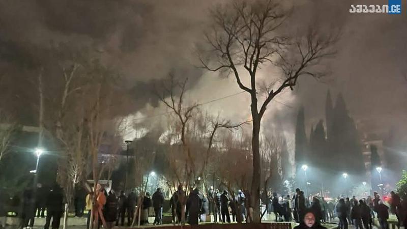 ხანძარი სავაჭრო ცენტრ "კიდობანში" - ცეცხლი, სავარაუდოდ, ქსოვილების მაღაზიაში გაჩნდა: რა არის ამ დროისთვის ცნობილი?