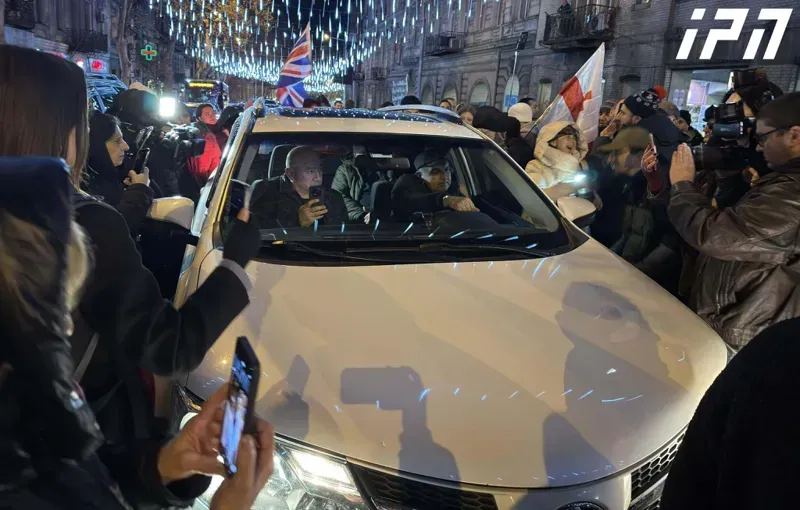 საპროტესტო მსვლელობის მონაწილეებმა ვასილ მაღლაფერიძის მანქანას საქარე მინაზე დაკავებული პატიმრების ფოტოები ააფარეს - რა ხდება რუსთაველზე