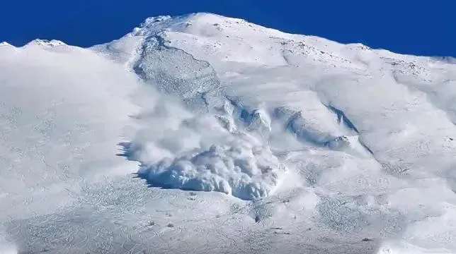 თეთნულდზე ზვავში მოყოლილი ერთი პირი ამოიყვანეს - რას აცხადებენ მთის ტრასების სააგენტოში