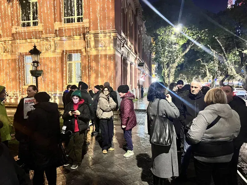 საკონსტიტუციო სასამართლოსთან მზია ამაღლობელის მხარდამჭერი აქცია მიმდინარეობს - შეკრებილები აჭარის პოლიციის ყოფილი მაღალჩინოსნების დასჯას მოითხოვენ